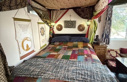 Fernwood House | Hot Tub, Garden Patio, Canopy Bed - The Zen Den