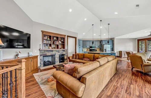 Huddleston House | HOT TUB HAS ARRIVED! 3 Bedrooms, 1 Flex Room, 4 Bathrooms! Come Visit 'Worth The Wait'! - BUT, YOU