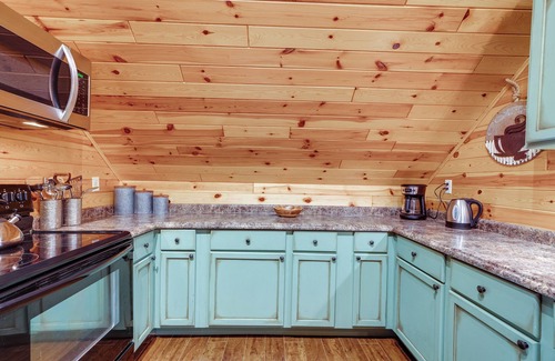 Amanda Cabin | Hot Tub Haven 10 Mi to Hocking Hills State Park!