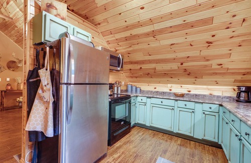 Amanda Cabin | Hot Tub Haven 10 Mi to Hocking Hills State Park!