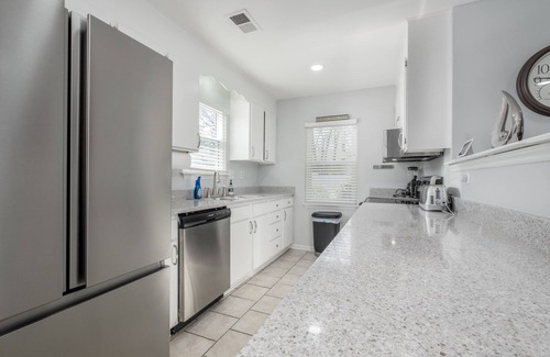 Charlotte House | *HOT TUB in UPTOWN + FREE parking | FUN | NEW*