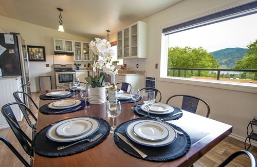 Manson House | Hot tub ~ Lake views ~ Sunsets for days ~ Close to town