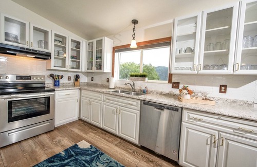 Manson House | Hot tub ~ Lake views ~ Sunsets for days ~ Close to town