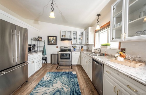 Manson House | Hot tub ~ Lake views ~ Sunsets for days ~ Close to town