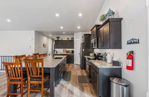 Sweetwater Apartment | Hot Tub Lake Views Ideal Beach Sleeps 21