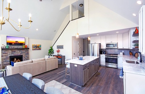 Briar Crest Woods Ski Chalet | ❤️ Hot Tub- Mini Golf & Putting Gr- Game Rm- Dog Friendly