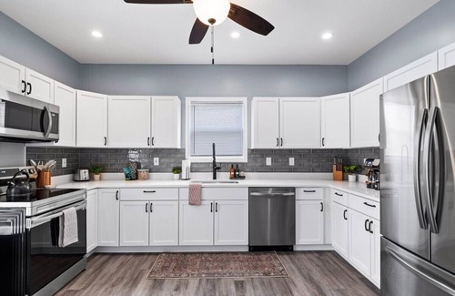 Detroit - Shoreway Apartment | Hot Tub|N64|Mins to Downtown|Sleeps 8