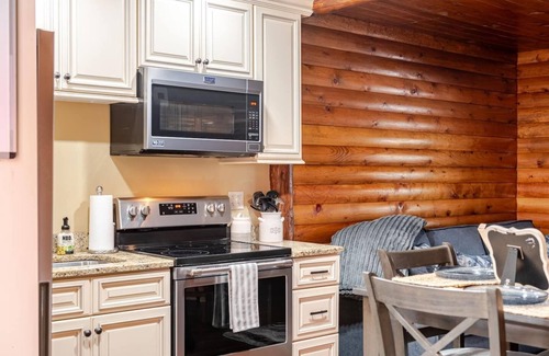 White Mills Cabin | HOT TUB, outdoor movie theater, coffee bar,Fire pit, BBQ, pavilion & LAKE VIEWS!
