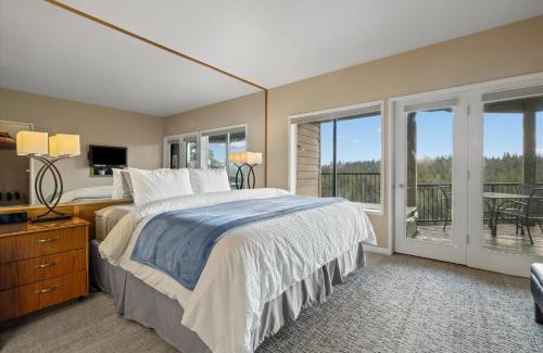 Century West House | Hot-Tub - Picturesque 2 BDR in Resort