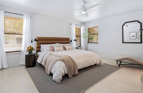 Manor House | Hot Tub + Pool + Firepit + Gameroom ~ Separate Guesthouse