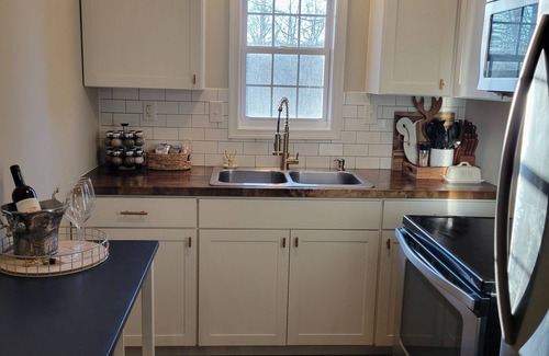 Great Cacapon Cottage | Hot tub/Pool Table/Wi-Fi/Gym/Views/Pets/Tanning
