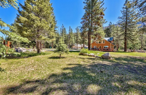 Christmas Valley Ski Chalet | HOT TUB, RIVERFRONT CHALET FAMILY & DOG FRIENDLY ON ACRE WALK, HIKE RECREATION