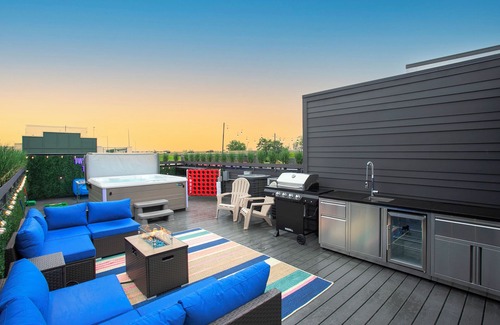 Katie Hill Neighborhood House | Hot Tub & Rooftop Views - Twang Town Terrace