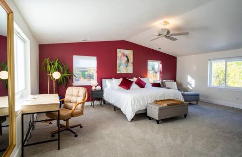 Ashland House | Hot Tub & Seasonal Pool -Sleeps 10- 4 min to OSF