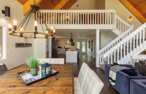 East Kootenay Ski Chalet | Hot Tub | Ski In | 10 Min Walk to the Lifts