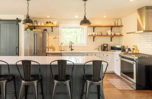 East Kootenay Ski Chalet | Hot Tub | Ski In | 10 Min Walk to the Lifts