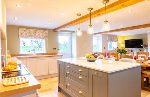 Stoney Stretton Cottage | Hot Tub Staycation, Country Escape, Log Burner