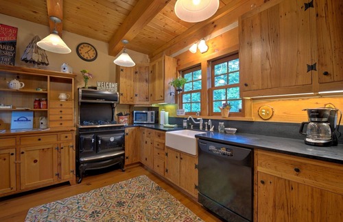 Canton Cabin | Hot Tub, Trails & Epic Views + Biltmore Pass | Stylish Cabin Near Waynesville