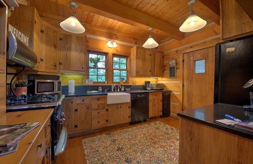 Canton Cabin | Hot Tub, Trails & Epic Views + Biltmore Pass | Stylish Cabin Near Waynesville