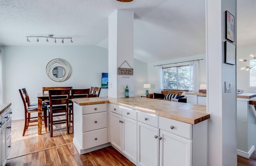 Briargate House | Hot Tub Trendy Mid-Century Modern Style 2 Kings & 2 Queens