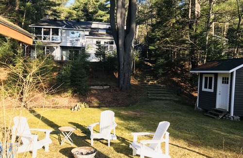 Bracebridge Cottage | Hot Tub-Woodstove-Paddleboards-Kayaks-Canoe-Paddleboat-Campfire Pit-Dogs Welcome