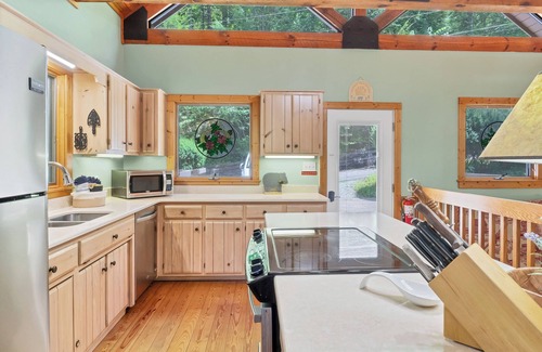 Townsend Cabin | Hot Tub☎Whirlpool☎Sleeps 9☎Seasonal Pool☎Spacious - Tree House