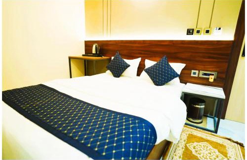 Lanka Hotel | Hotel Amba-Sadar Palace In Varanasi Fully AC Room