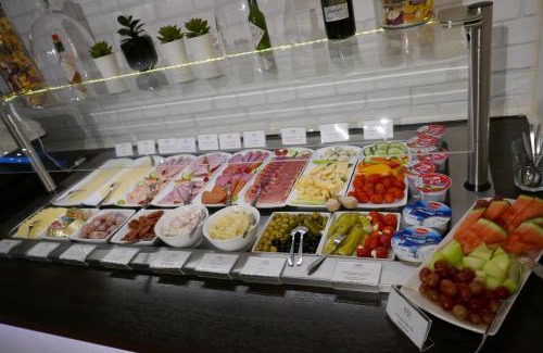 Backnang Hotel | Hotel Bitzer Backnang Zentrum 24h CHECK IN FRÜHSTÜCKSBUFFET TÄGLICH OPTIOANL VOR ORT BUCHBAR HIGHSPEED WIFI GRATIS PARKPLÄTZE ALTSTADT 300m BAHNOF 500m