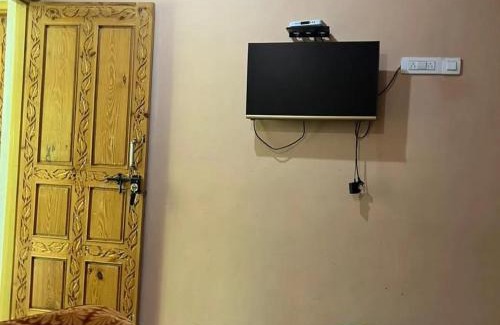 Srinagar House | Hotel Crown Palace