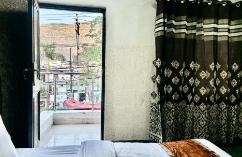 Badrinath Hotel | Hotel Dev Palace, Badrinath road, Tapovan- Rishikesh