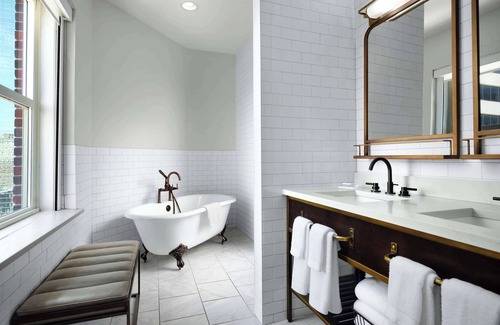 Downtown Kansas City Hotel | Hotel Phillips Kansas City Curio Collection by Hilton