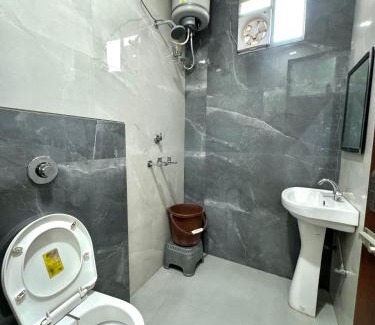 Saharanpur Hotel | Hotel Regal railway road near state Bank of India Saharanpur