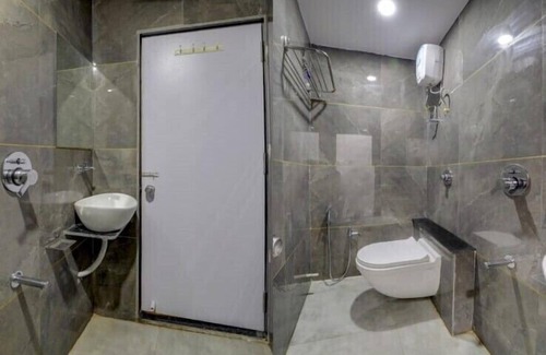 Navrangpura Hotel | HOTEL SAROVAR INN C G ROAD
