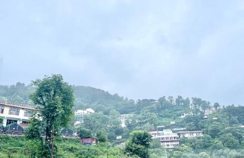 The Mall Road Hotel | HOTEL SAVOY RESIDENCY INN ! MUSSOORIE होटल सवॉय रेजीडेंसी इन, হোটেল সাভয় রেসিডেন্সি ইন , near mall road hotel-with-mountain-view Spacious-Room-with-wi-fi-and-Card Payment Accepted-Parking-availability, best hotel in Mussoorie
