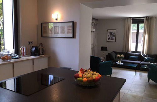 Montfavet House | Hotel services, concierge, heated swimming pool, jacuzzi, large garden