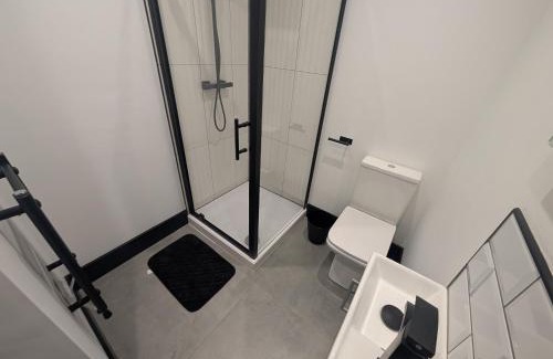 Gowerton House | Hotel-style rooms - Private en-suite, Kitchen Facilities & Private Parking available