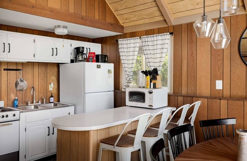 Mount Jackson Ski Chalet | HotTub, FirePit, Grill, Deck, Playset & WiFi