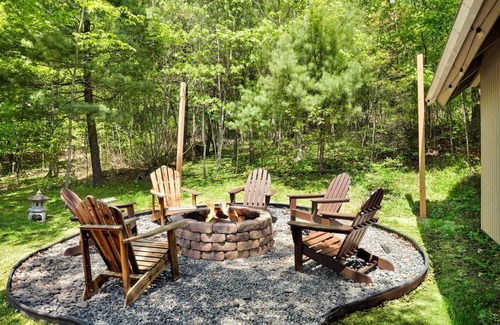 Mount Jackson Ski Chalet | HotTub, FirePit, Grill, Deck, Playset & WiFi