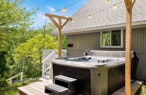 Mount Jackson Ski Chalet | HotTub, FirePit, Grill, Deck, Playset & WiFi