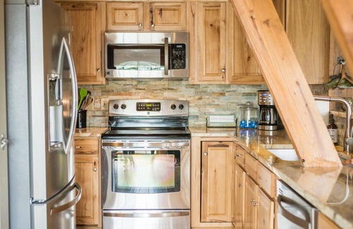 Yankton Cabin | HotTub, PingPong, Firepit, 2 LivingRooms just .67 mi to beach