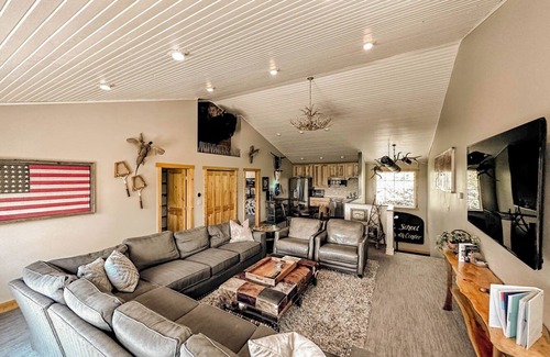 Yankton Cabin | HotTub, PingPong, Firepit, 2 LivingRooms just .67 mi to beach