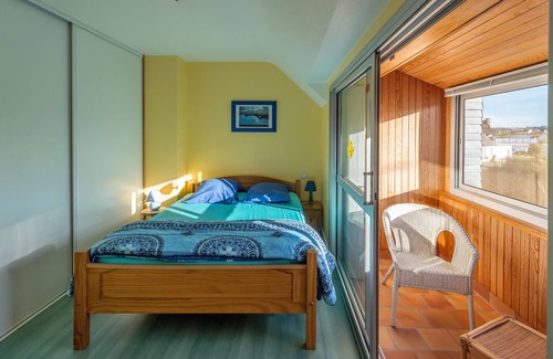 Plouescat Hotel | House 100m from the sea and sandy beaches, small sea view, enclosed garden