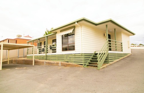 Golden Square House | House 3 BR with parking, Close to hospital 2.2km Red Energy Arena Bendigo 1.6 km