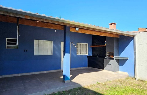 Caraguatatuba House | HOUSE 500 METERS FROM THE BEACH IN THE CENTER OF MASSAGUAÇU WITH BALCONY, BARBECUE AND WI-FI