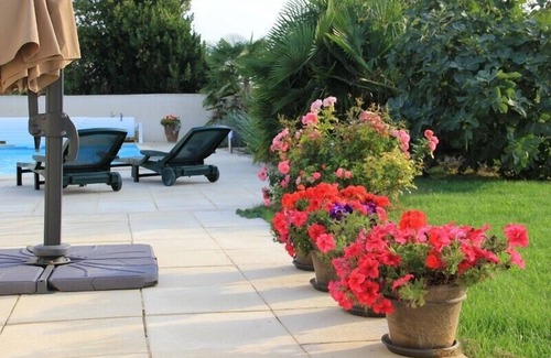 Puyravault House | House and PRIVATE heated swimming pool, completely enclosed by walls Pets