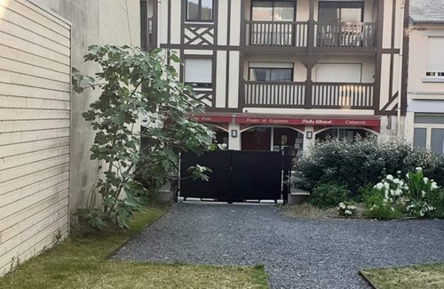 Blonville-sur-Mer House | House at the foot of the shops and 200 metres from the beach