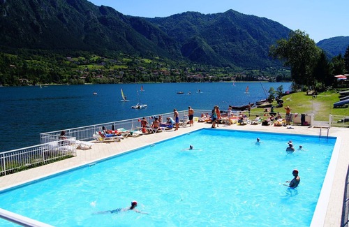 Idro House | House by the lake with garden