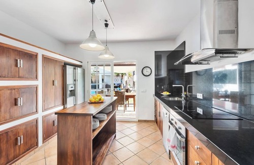 Urbanizacion Mont Ferrutx House | House with pool and large garden