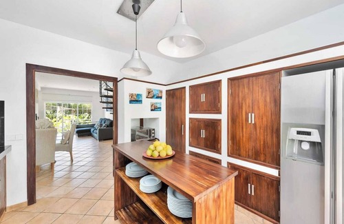 Urbanizacion Mont Ferrutx House | House with pool and large garden