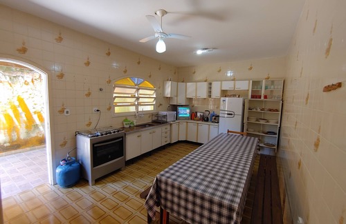 Jardim Britania House | House in Caraguá with pool and barbecue